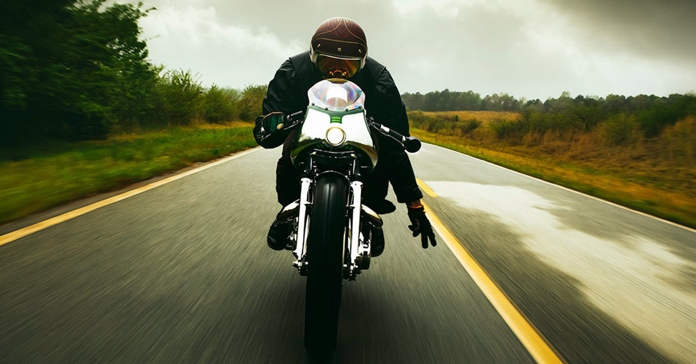 Motorrad: Was steckt hinter dem Bikergruß?