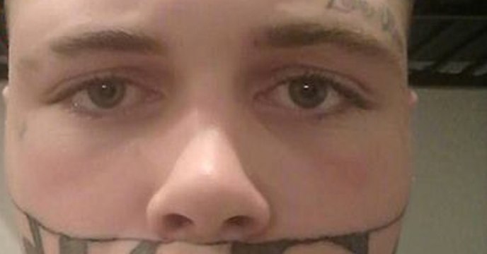 Er lässt sich ein Tattoo mitten ins Gesicht stechen: Die Folgen für ihn sind heftig