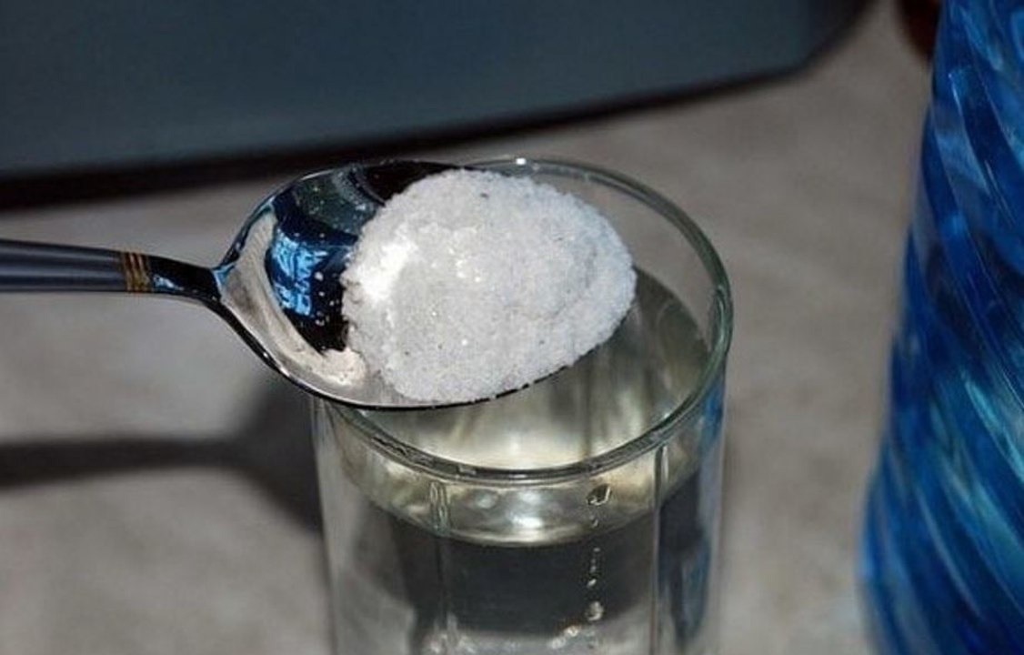 Räume von negativen Energien befreien: Ein Glas Essigwasser soll helfen