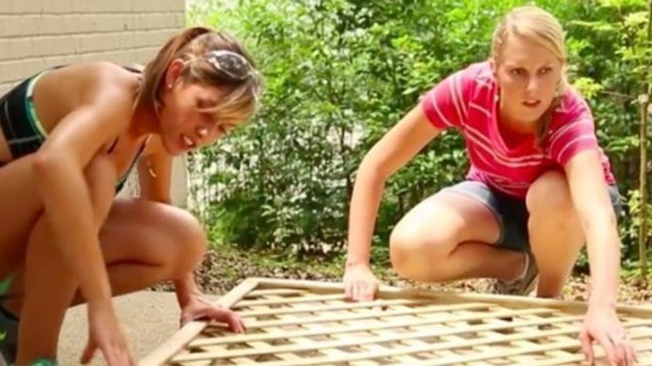 Garten: Bewachsene Holzmauer zum Schutz vor Blicken