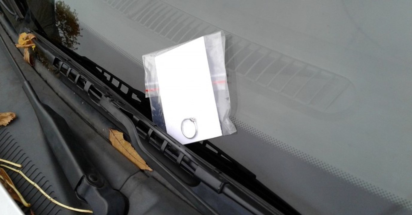 Die Polizei warnt: Das hat es mit dem Ring am Auto auf sich
