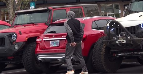 Der Mercedes-SUV besetzt einfach mal zwei Parkplätze. Zwei andere Autofahrer rächen sich!