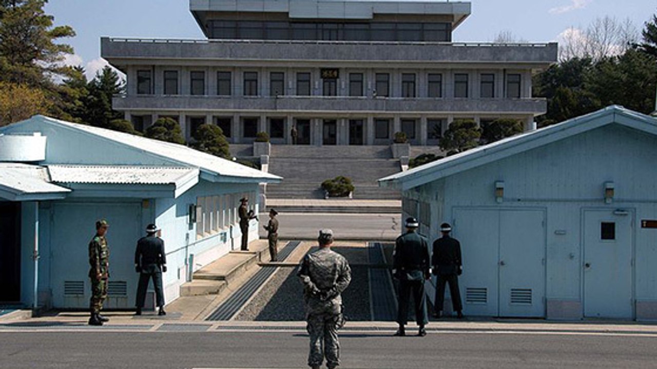 Ein nordkoreanischer Soldat flieht über die Grenze nach Südkorea. Dann eröffnen seine Kameraden das Feuer