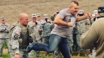 Der US-Soldat fordert die UFC-Legende Chuck Liddell heraus. Dann folgt ein Tritt aus der Drehung
