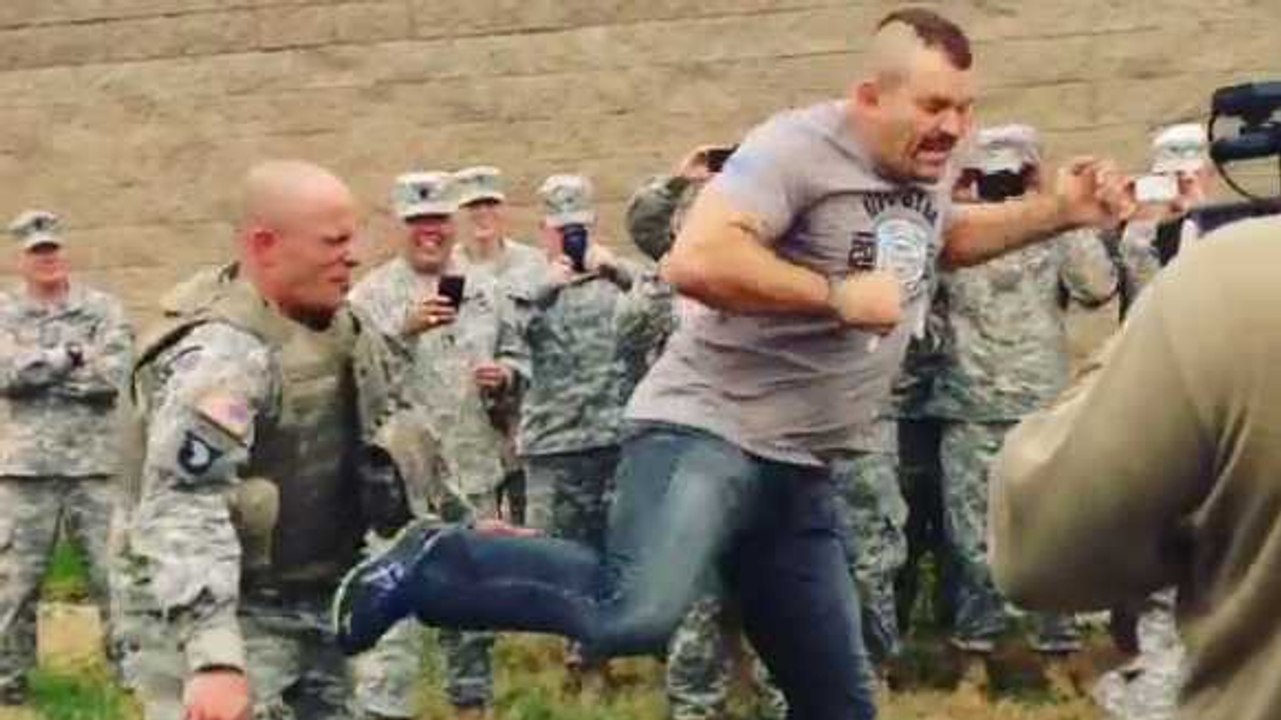 Der US-Soldat fordert die UFC-Legende Chuck Liddell heraus. Dann folgt ein Tritt aus der Drehung