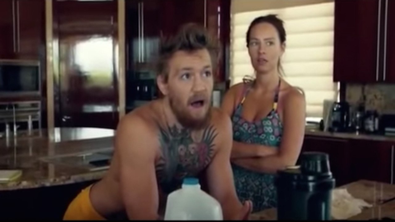 Conor McGregor erfährt, dass José Aldo sich vor ihrem Kampf verletzt hat. Das Video zeigt seine Reaktion