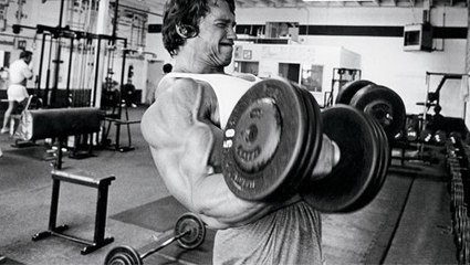 Arnold Schwarzenegger zeigt seine Lieblingsübung für den Bizeps