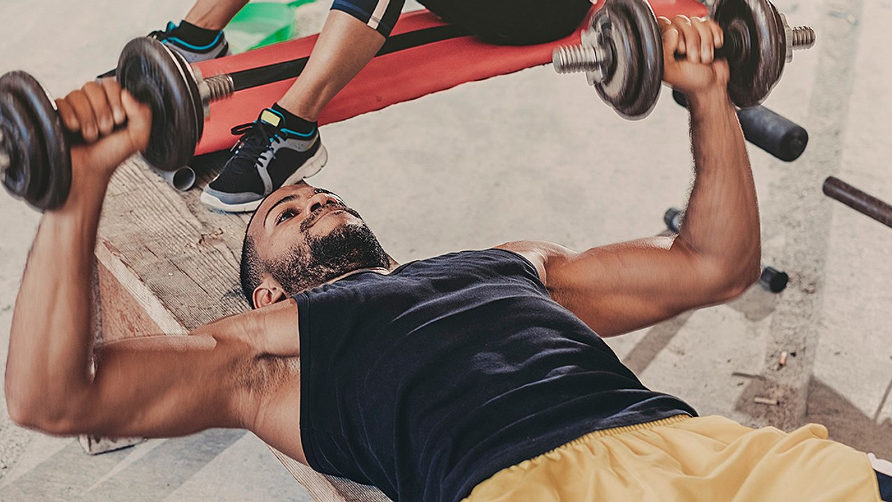 So könnt ihr euch mit leichten Gewichten massive Brustmuskeln aufbauen