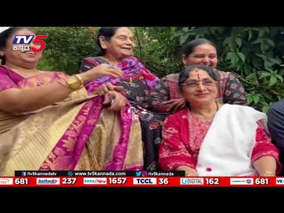 Leelavathi ಆರೋಗ್ಯ ವಿಚಾರಿಸಿದ Bharathi , Shruthi..! | Leelavathi | Sandalwood | Tv5 Kannada