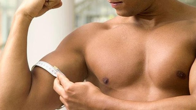 Wenn ihr die Handgelenke nach hinten abknickt, könnt ihr euren Bizeps effizient trainieren