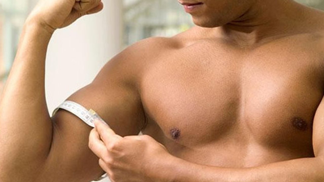 Wenn ihr die Handgelenke nach hinten abknickt, könnt ihr euren Bizeps effizient trainieren