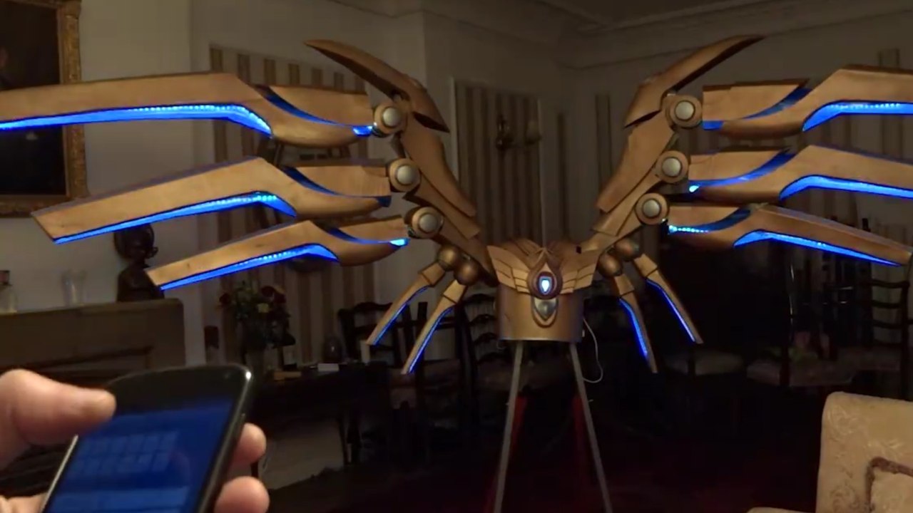 League of Legends : il réalise un cosplay de Kayle contrôlable avec un smartphone