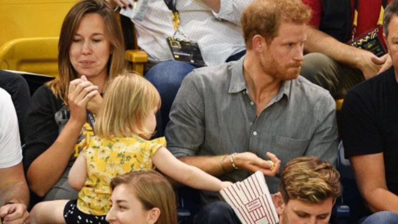 Ein kleines Mädchen klaut das Popcorn von Prinz Harry. Seine Reaktion bringt das Publikum zum Lachen