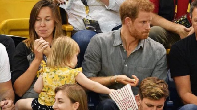 Ein kleines Mädchen klaut das Popcorn von Prinz Harry. Seine Reaktion bringt das Publikum zum Lachen