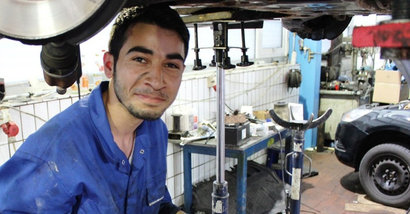 Syrer bewirbt sich bei Autohaus: Das Antwortschreiben sorgt für Empörung