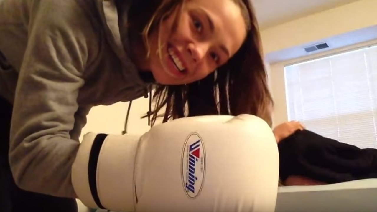 Rose Namajunas weckt ihren Freund Pat Barry mit einem kräftigen Faustschlag