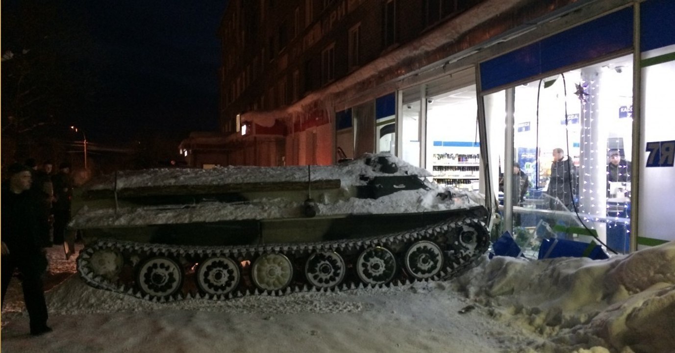 Betrunkener Russe will mit geklautem Panzer eine Flasche Wein im Supermarkt besorgen