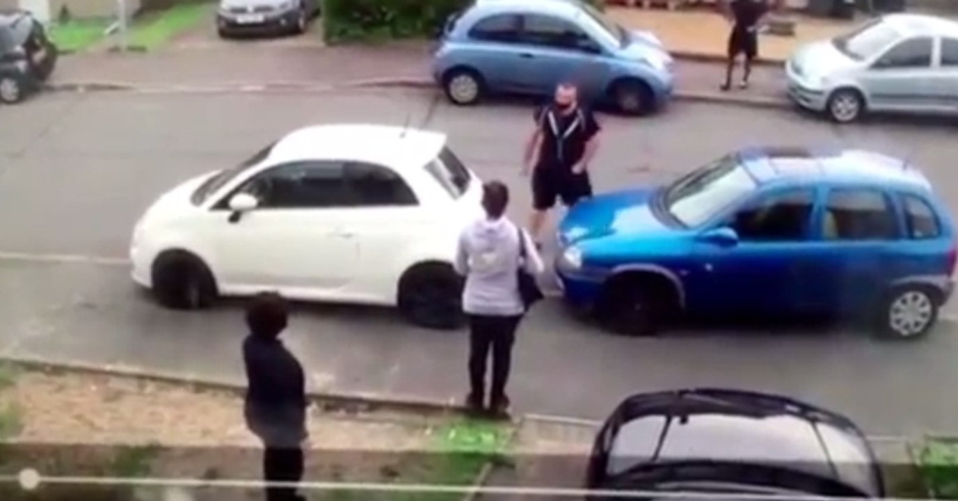 Ein Nachbar parkt die Einfahrt zu: Dann kommt ein Bodybuilder vorbei