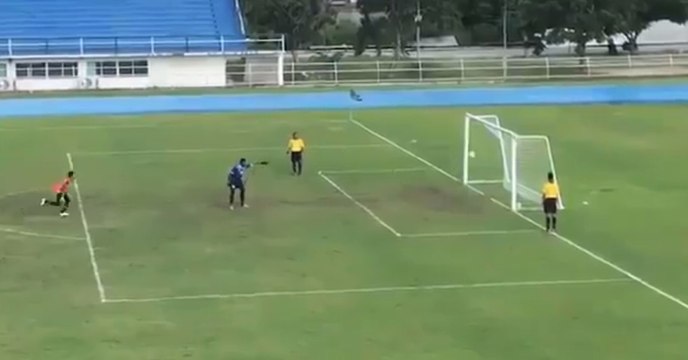 Er haut den Elfer an die Latte. Doch dann folgt das kurioseste Tor in der Geschichte des Fußballs