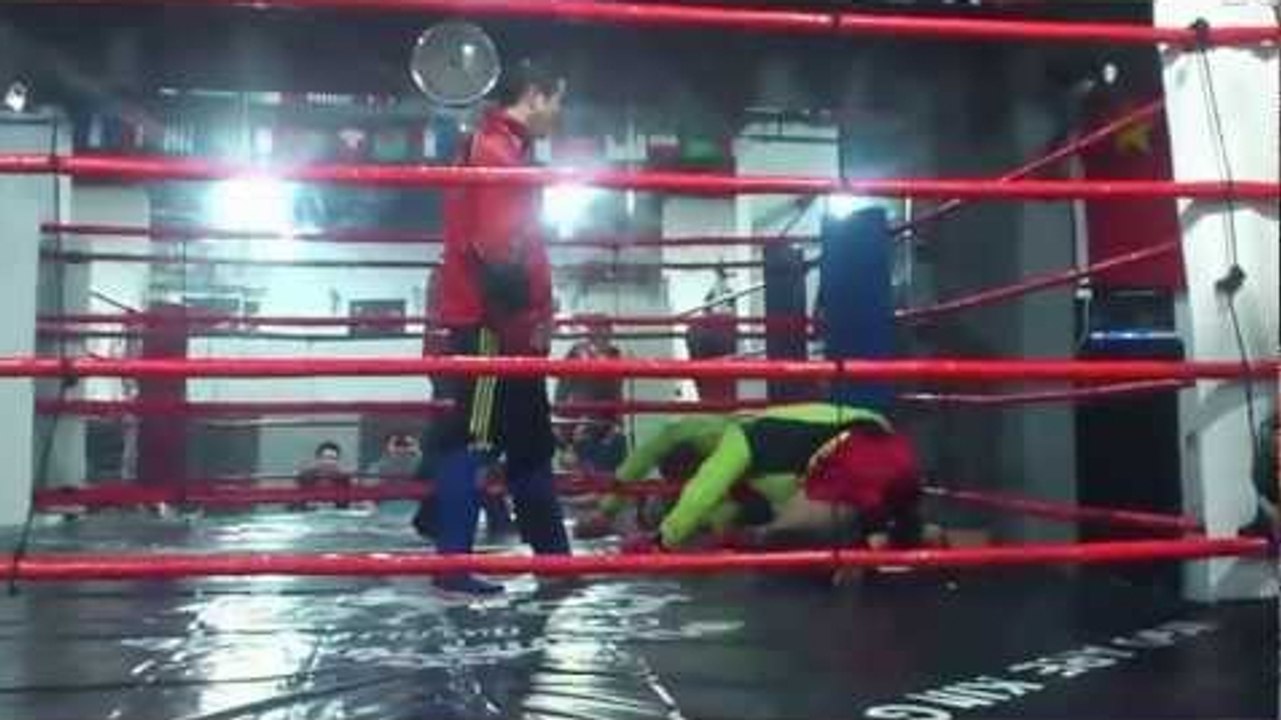 Ein Amateur-Muay-Thai-Kämpfer macht den Fehler, seinen Meister herauszufordern