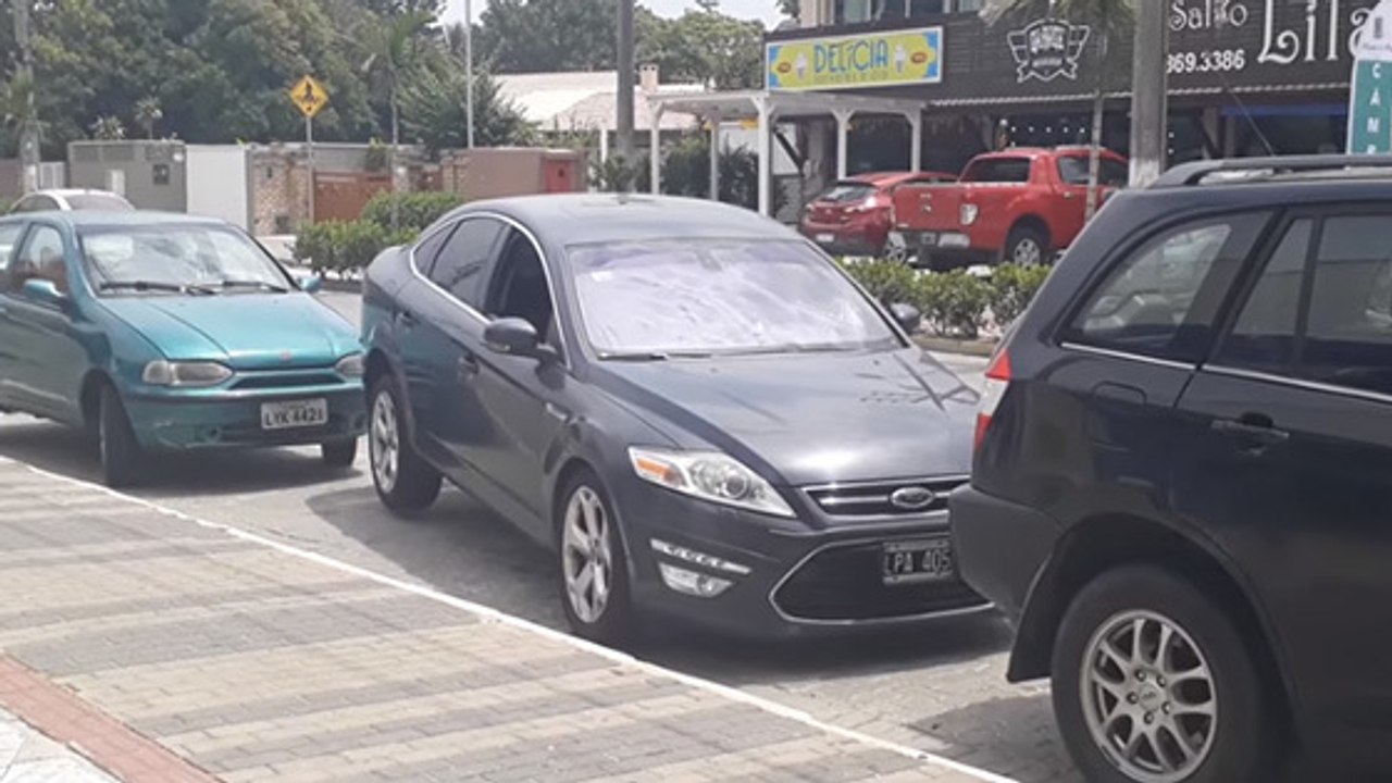 Geniales Manöver: Brasilianer zeigt, wie ihr aus einem engen Parkplatz kommt