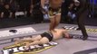 MMA-Kämpfer feiert seinen Sieg mit einem Salto über seinen am Boden liegenden Gegner