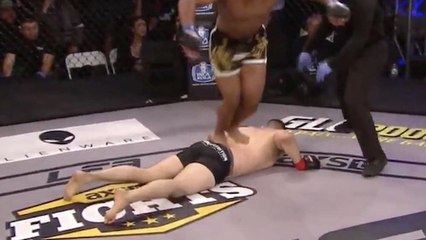 MMA-Kämpfer feiert seinen Sieg mit einem Salto über seinen am Boden liegenden Gegner