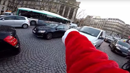 Ein Weihnachtsmann verfolgt eine flüchtige Autofahrerin mit seinem Motorrad