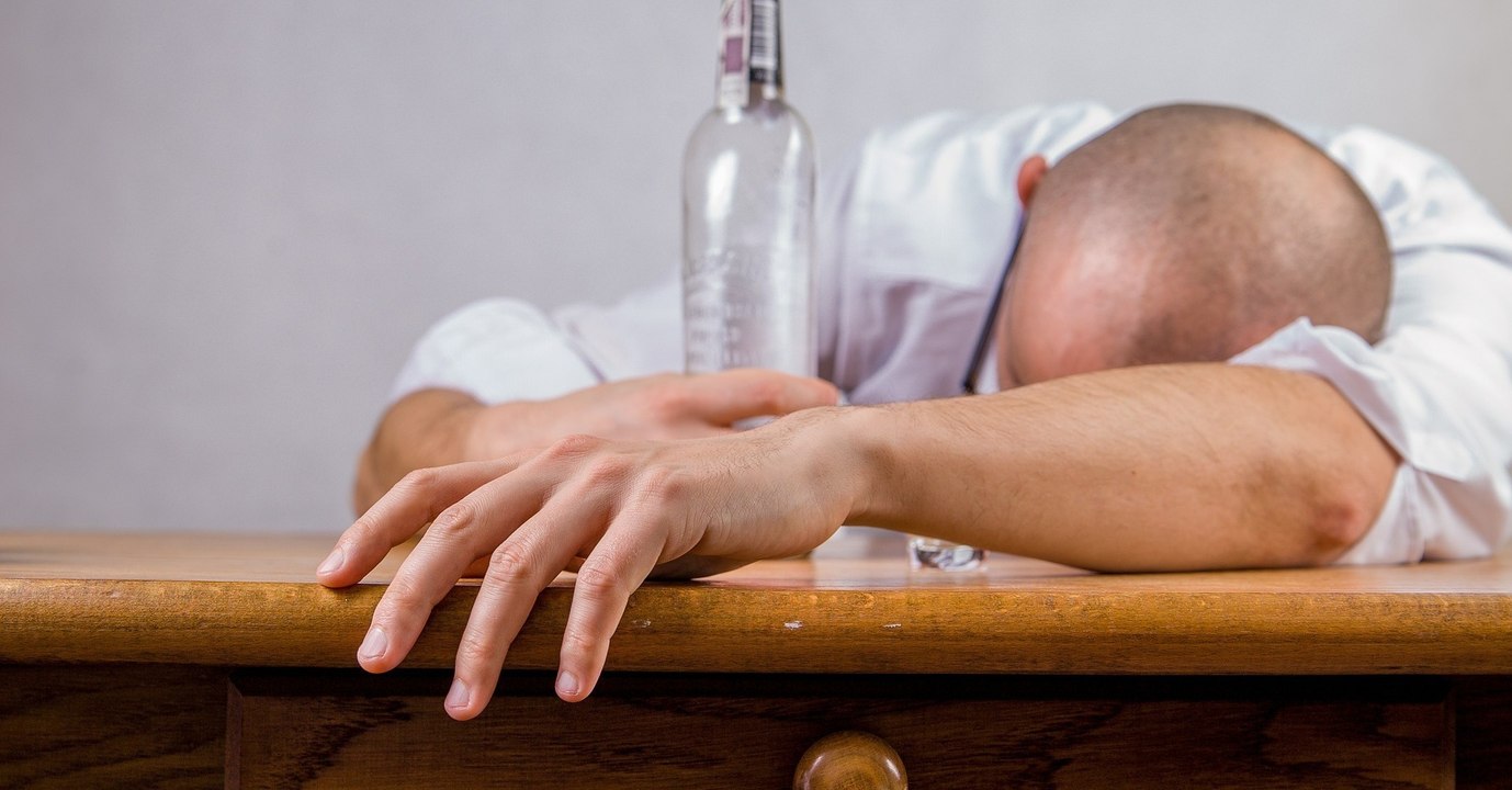 Alkoholismus: Diese Symptome warnen euch
