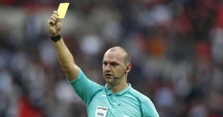 Die brutalste Grätsche des Jahres wird nur mit einer Gelben Karte bestraft