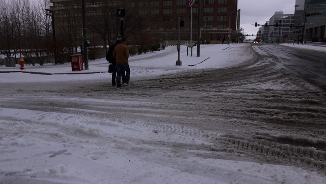 Winter storm leaves a snowy, icy mess across th...