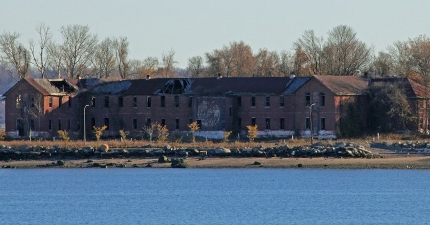 New York: Dutzende von Skeletten auf Todesinsel (Hart Island) entdeckt
