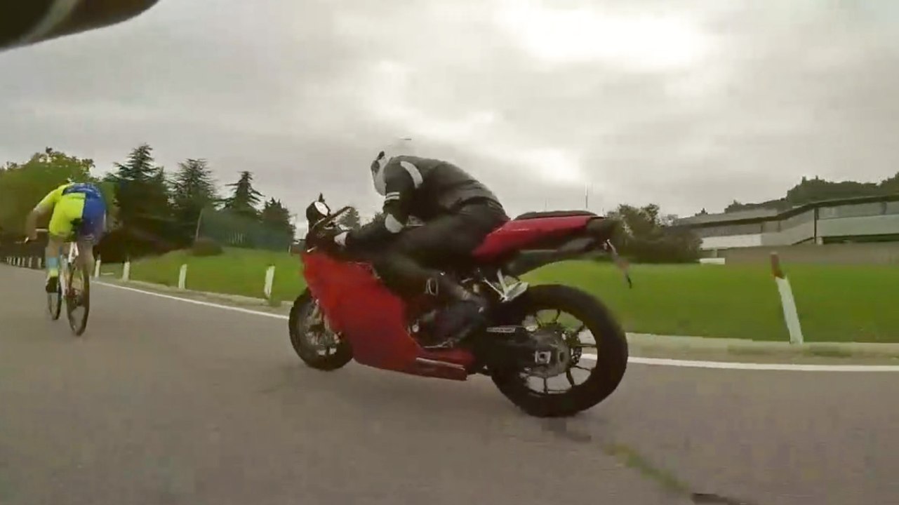 Fahrradfahrer liefert sich ein spontanes Rennen mit einem Biker