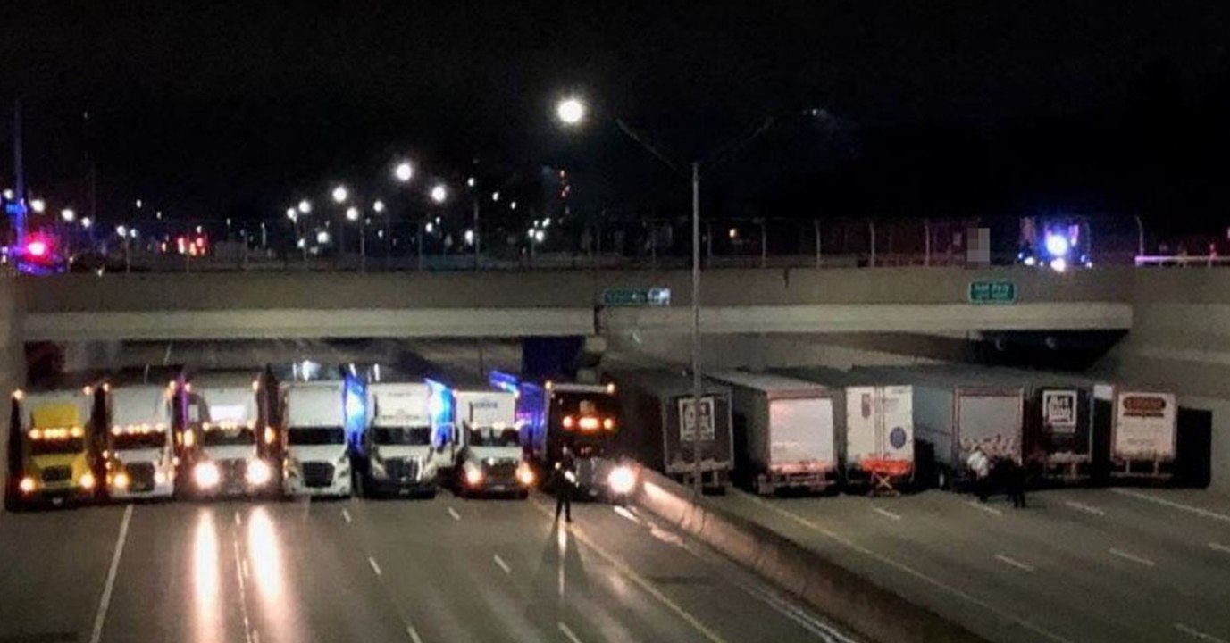 13 LKW stellen sich unter eine Autobahnbrücke, um etwas Schreckliches zu verhindern