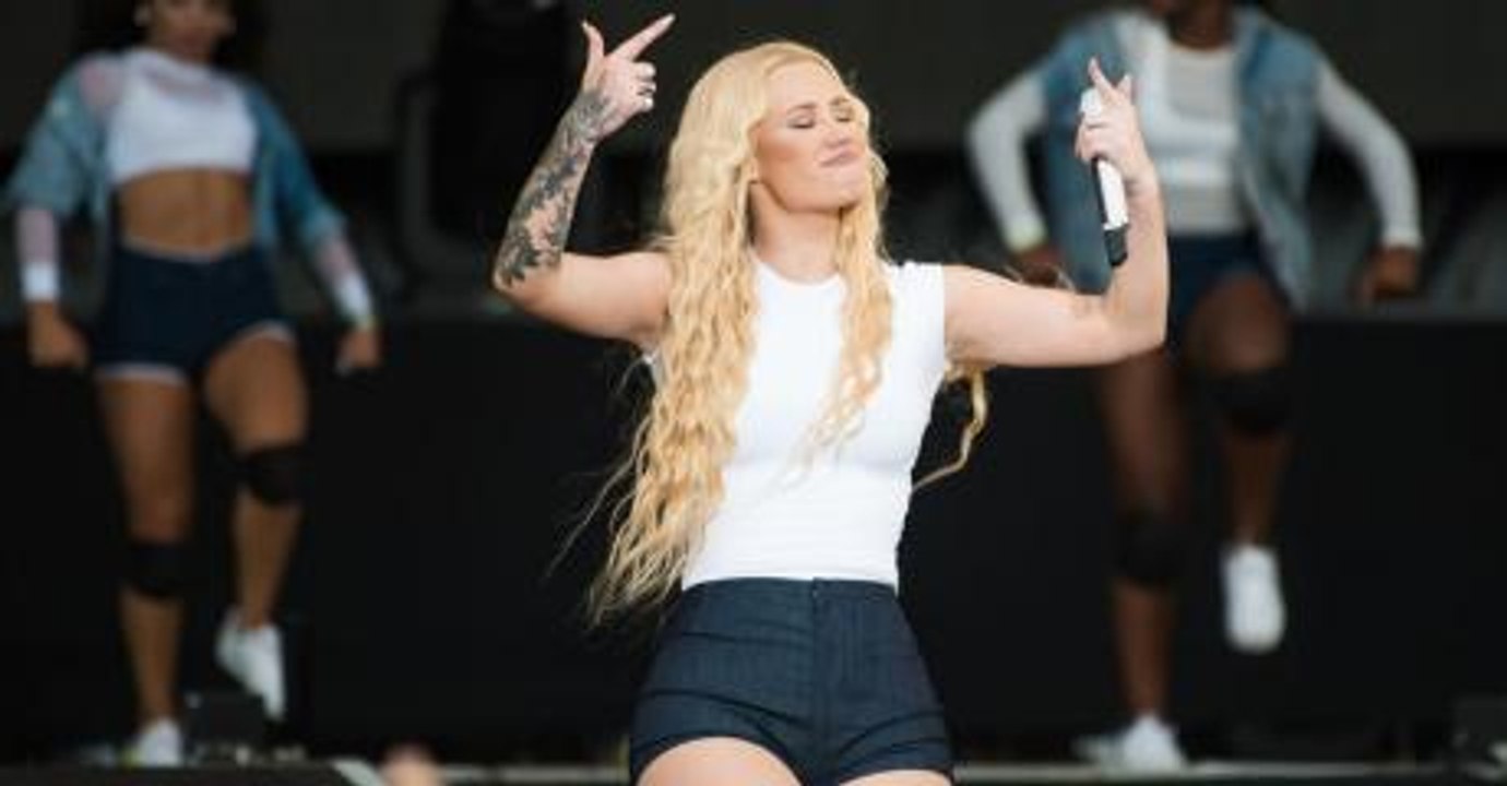 Iggy azalea sorgt mit einer durchsichtigen bluse für aufsehen