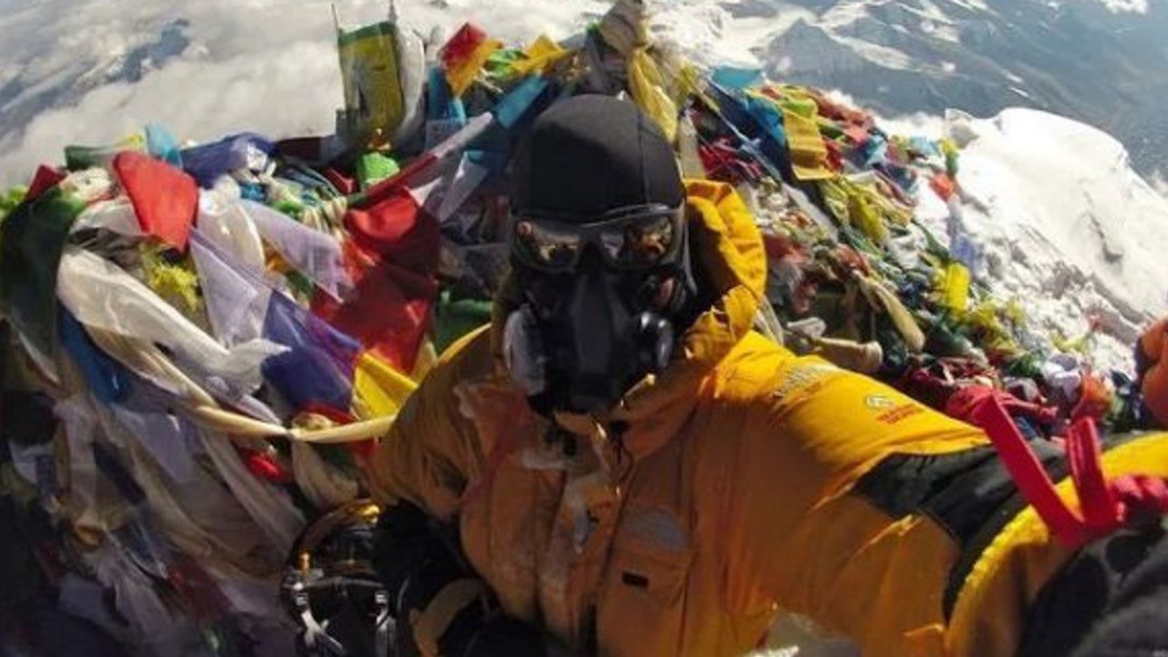 Bergsteiger erklimmt den Mount Everest, um zu beweisen, dass die Erde rund ist