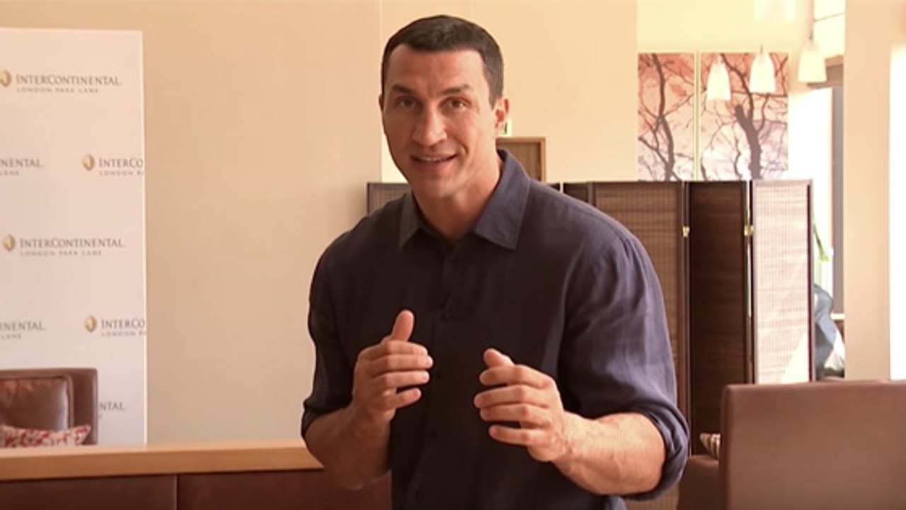 Wladimir Klitschko erklärt die perfekte Abwehrhaltung beim Boxen