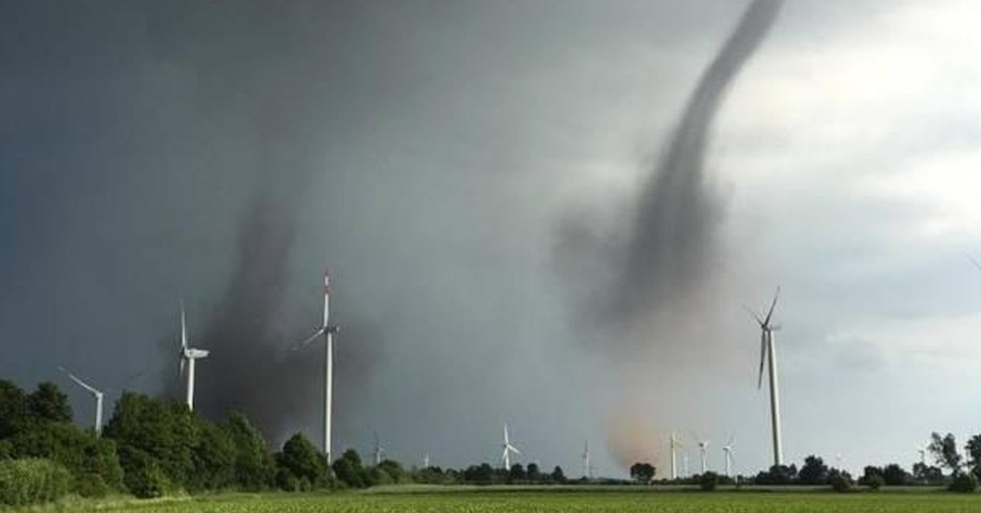 Unwetter in NRW: Tornado rast auf Auto zu
