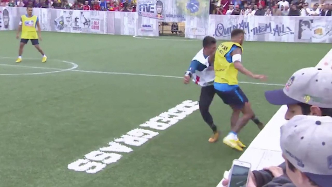 Neymar rastet bei Freundschaftskick aus und wirft seinen Gegner an die Bande