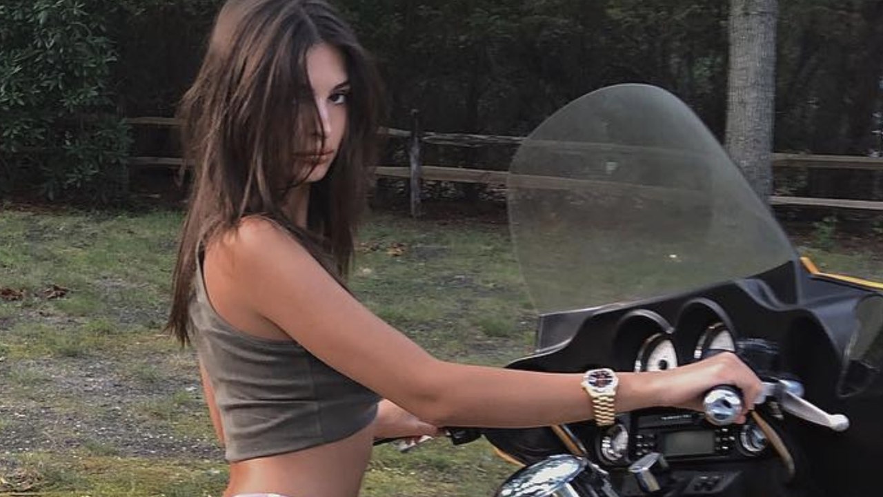 Emily Ratajkowski mit nacktem Po auf einem Motorrad: Dieses Foto macht ihre Fans verrückt
