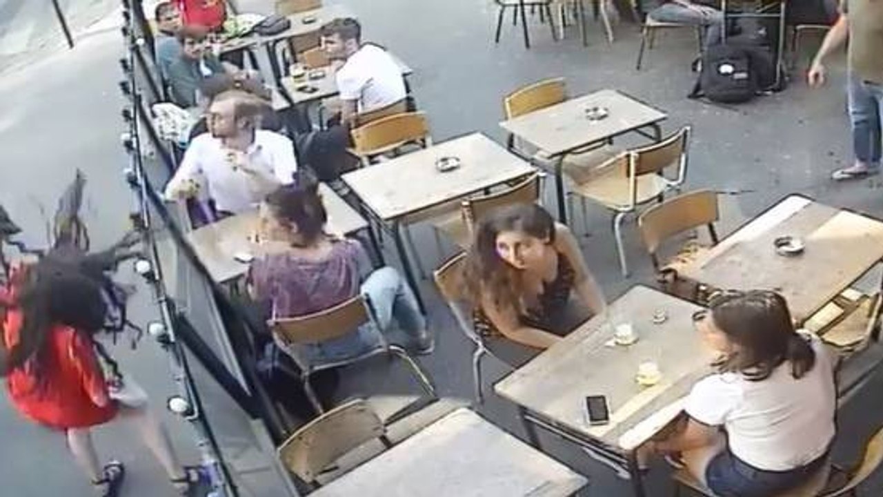 Junge Frau wird mitten auf der Straße von einem Mann geschlagen: Das Netz reagiert deutlich