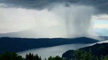 Österreich: Beeindruckender „Tsunami“ fällt aus den Wolken