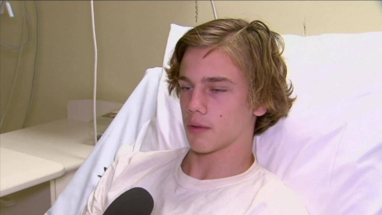 Jugendlicher schaut nach dem Schwimmen sein Bein an und muss sofort ins Krankenhaus