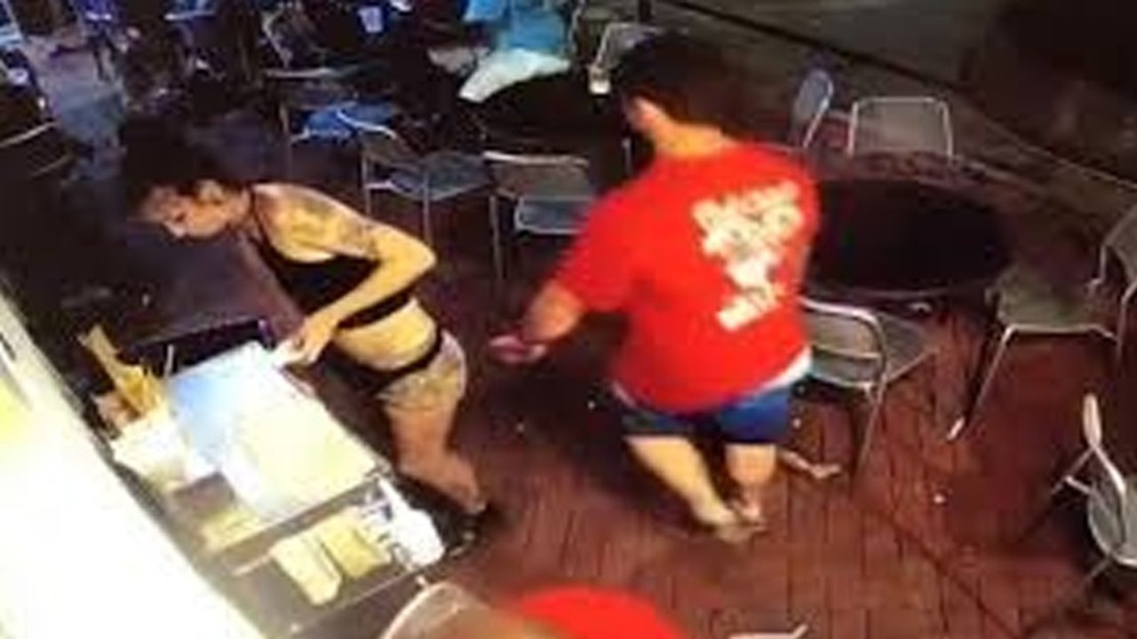 „Fass mich nicht an!“: Mann grabscht an den Po einer Kellnerin, ihre Reaktion ist genial