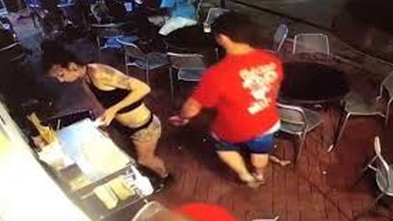 „Fass mich nicht an!“: Mann grabscht an den Po einer Kellnerin, ihre Reaktion ist genial