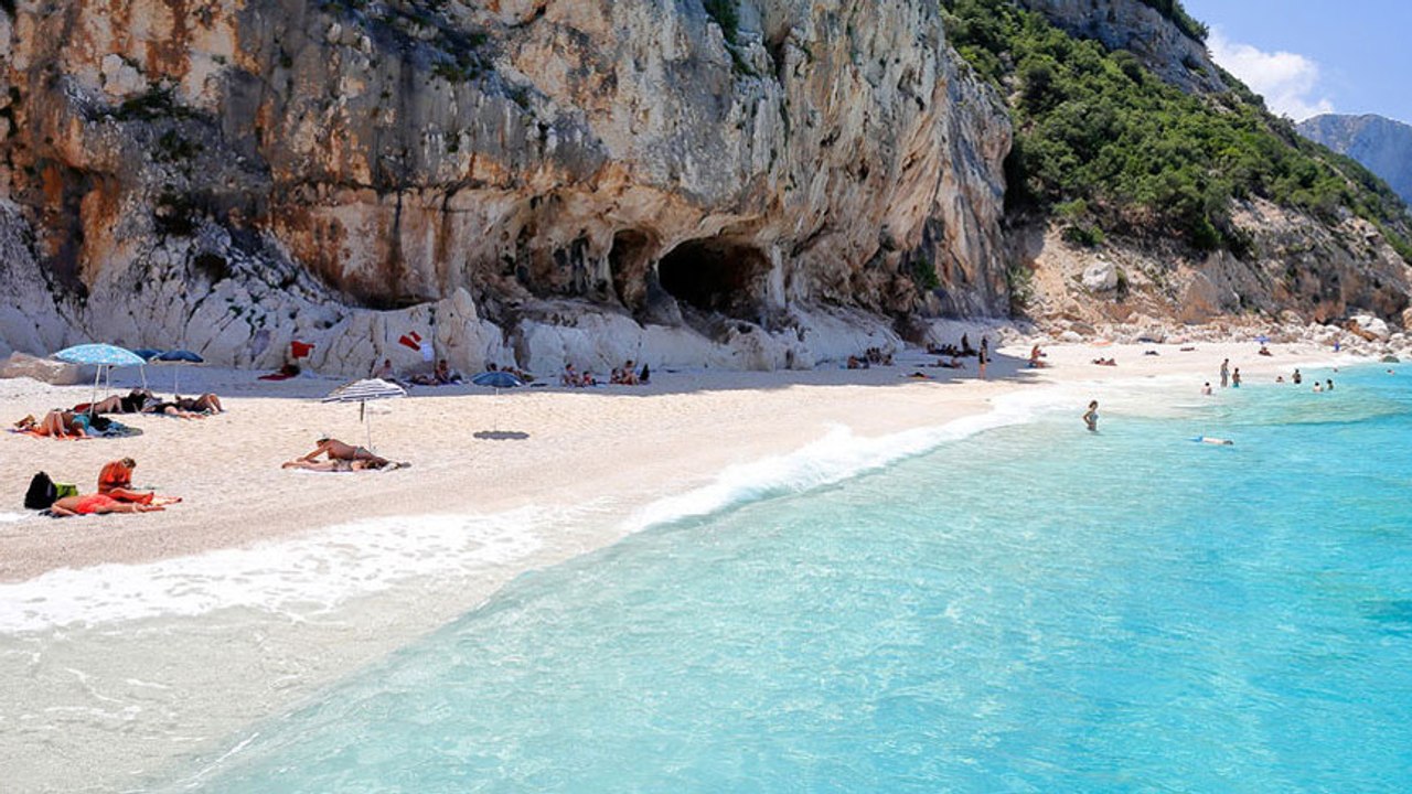 Tourist füllt sich am Strand Sand ab: Dafür bestraft ihn die Polizei hart!