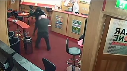 Überfall auf Wettbüro: Die Angreifer sind bewaffnet, doch dann kommt ein 84-jähriger Opa