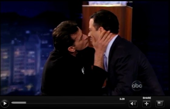 Charlie Sheen embrasse un homme