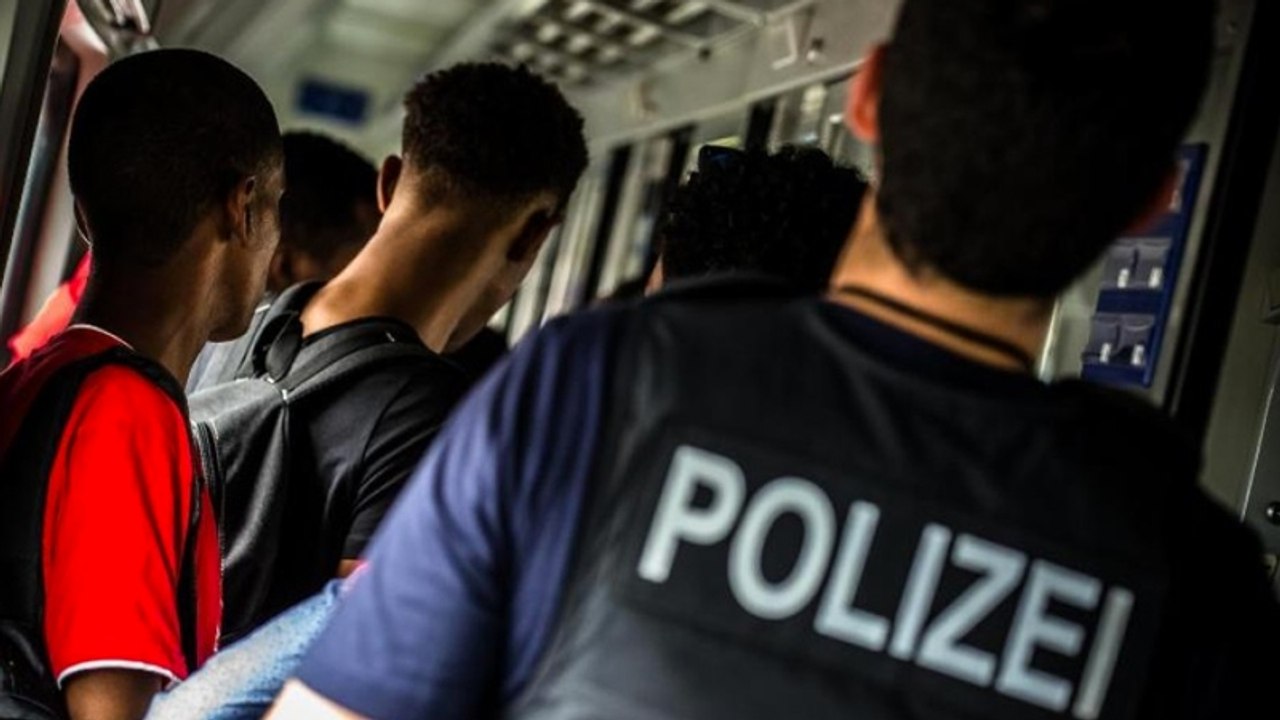 Polizei kontrolliert Flüchtlinge: Eine Sache fällt immer wieder auf!