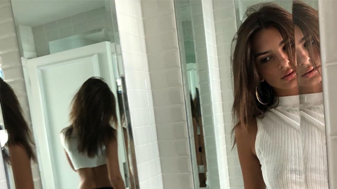 Emily Ratajkowski macht ein Foto im Badezimmer und übersieht ein Detail im Spiegel